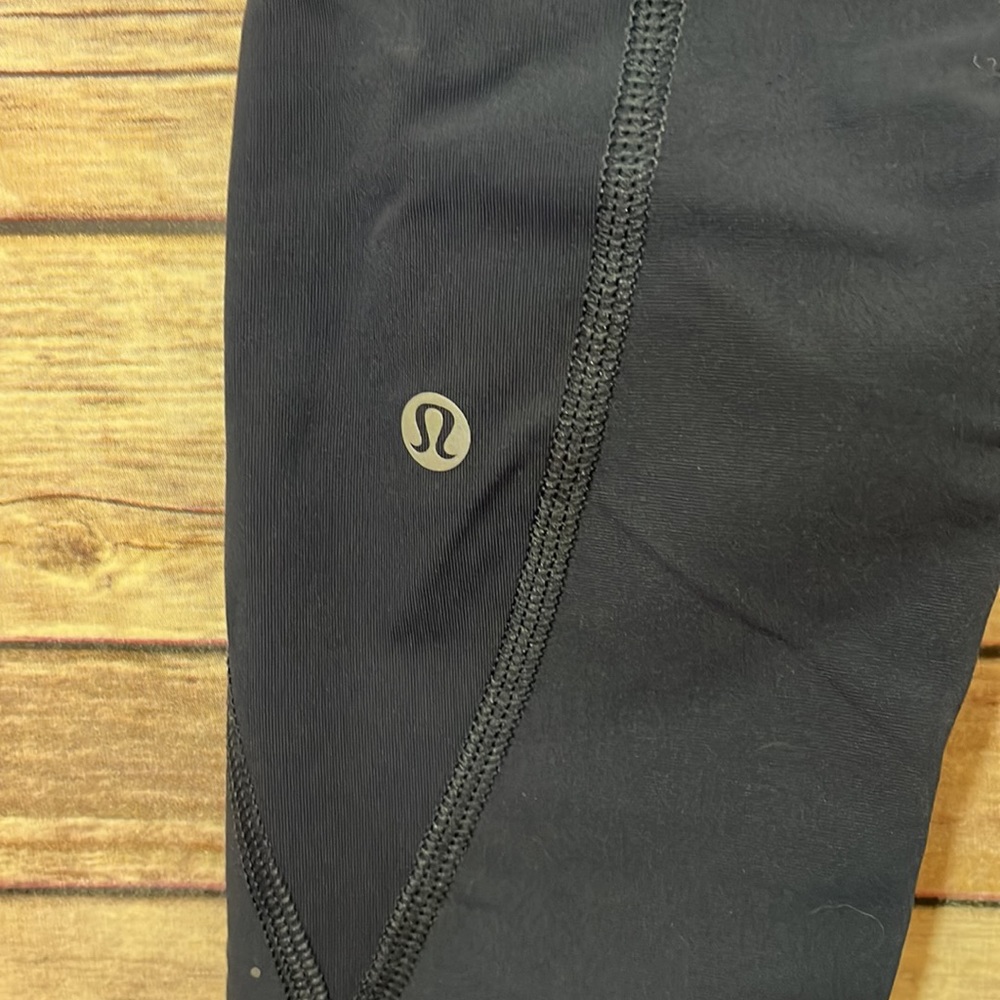 Lululemon Cropped Leggings Navy Blue and Periwinkle Size 4 EUC C1 - Picture 6 of 8